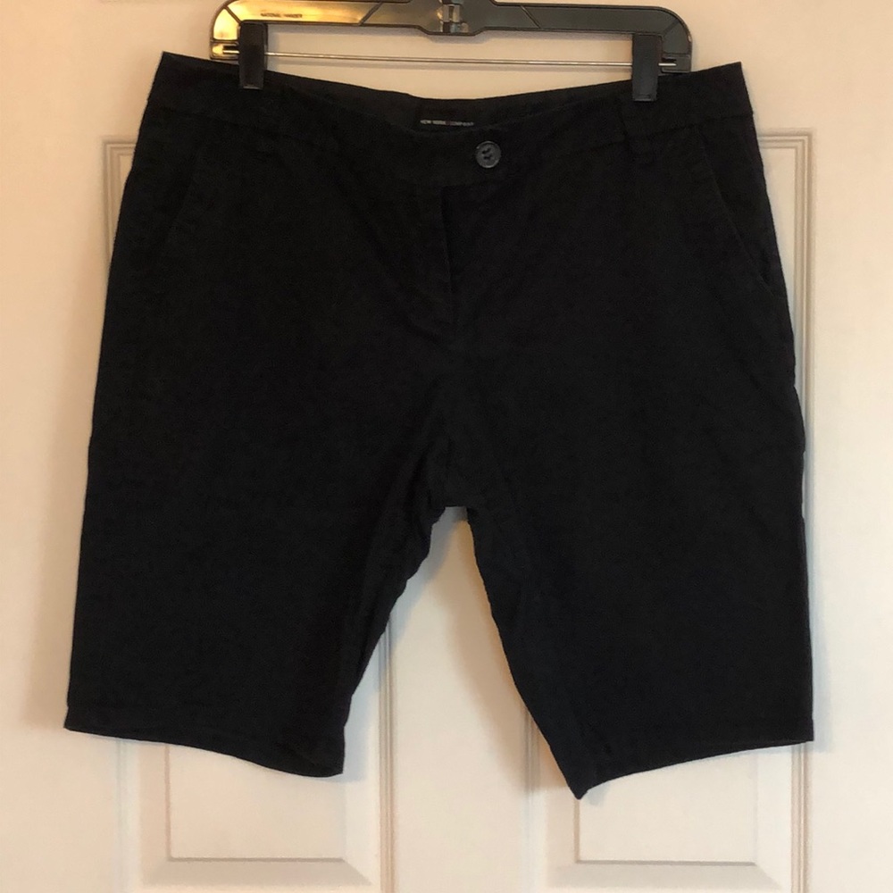 NEW YORK AND COMPANY black twill Bermuda’s